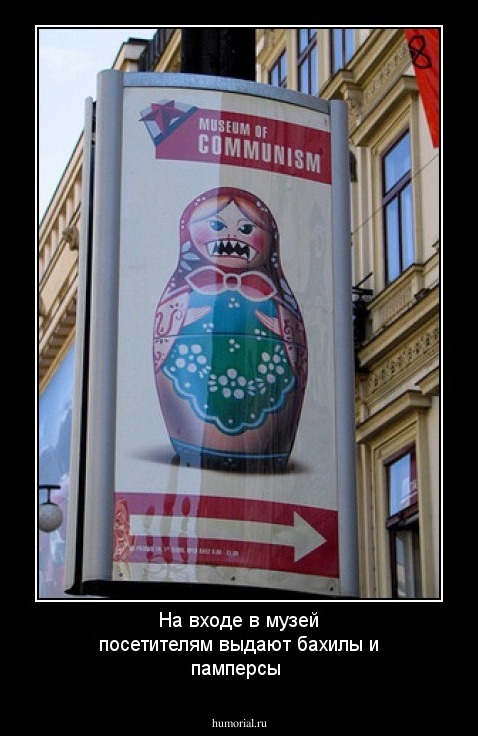 На входе в музей посетителям выдают бахилы и памперсы