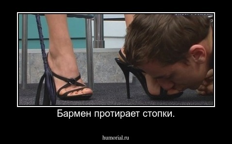 Бармен протирает стопки.
