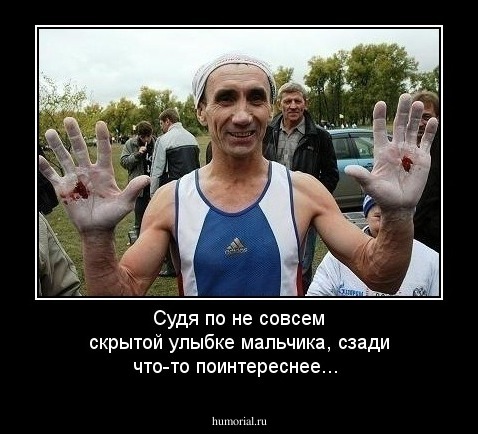 Судя по не совсем скрытой улыбке мальчика, сзади что-то поинтереснее...