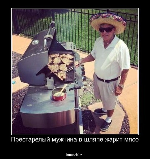 Престарелый мужчина в шляпе жарит мясо