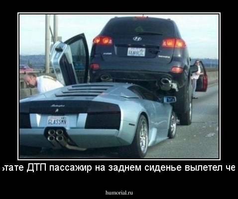 В результате ДТП пассажир на заднем сиденье вылетел через люк.