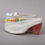 Работа эта нелегка,
Учить гламурные войска,

Здесь дамы всякие бывают,
Где лево-право забывают,

А как же им ещё понять,
Как правильно маршировать?

Кричит сердито командир-
Драже, зефир, драже, зефир.

Блестит наглаженный мундир,
Драже, зефир, драже, зефир,

Вот так, используя усладу,
Готовят женский полк к параду.
