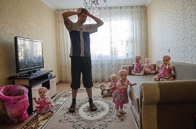 Кен и не подозревал, что на Барби работает целая кукольная фабрика.