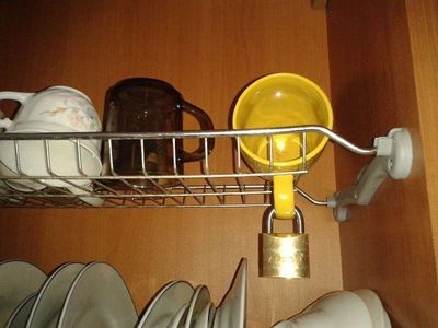 Общежитие фирмы  "Три медведя".  Ну, кто ещё хочет похлебать из моей чашки?!"