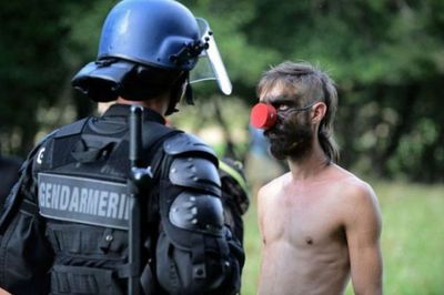 : " Командир, отпусти, на Евровидение опаздываю!"