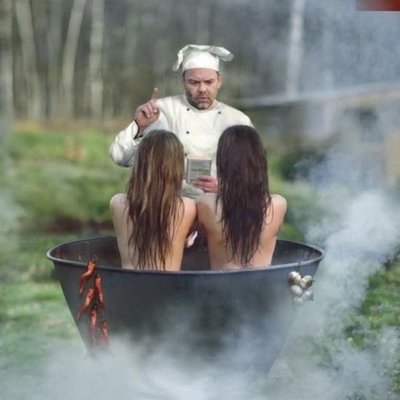 А теперь, курицы, сделайте мне педикюр!