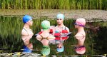 Девки в озере купались, стол резиновый нашли, 
Целый день они бухались, даже в школу не пошли