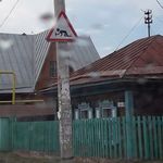 И самогонный бизнес прёт,
И ГИБДД не пристает.