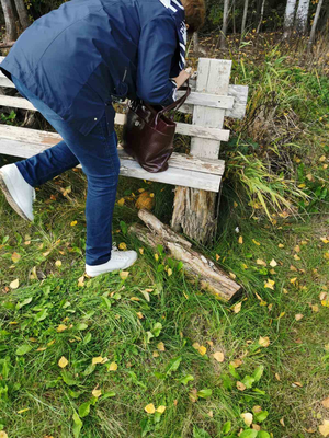 так скамейку достала, тут в сумочке еще где-то были мангал и палатка