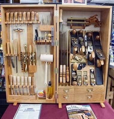 Мужчины - не понимаю что она носится со своей косметичкой. Так же мужчины: