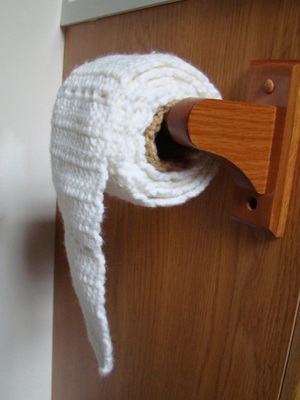 В сортире +10, сидеть - не резон. Но есть у меня утеплённый рулон!