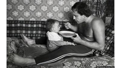 Кушай, папочка, а я не буду за папу и за маму! Они ведь тоже кушать хотят!