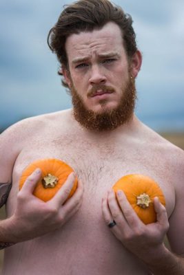 год был слабоурожайнее чем прежде
приходится ходить в такой одежде