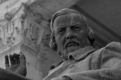 Глинка держит сигаретку? Щас напишет оперетку!