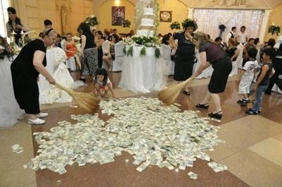 Да не надрывайтесь, девчата.
Я, после вашего ухода, подмету!
