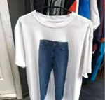 При покупке футболки джинсы в подарок