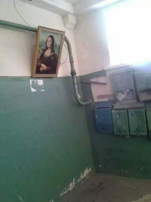 Гляжу на современный быт и сквозь столетья ужасаюсь: дом электроникой набит, а грязь в подъезде все такая ж...