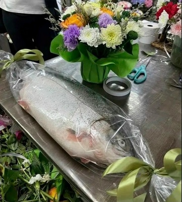 Рыбу поймали и повязали.