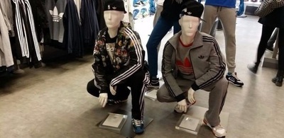 Сзади нас чёткие товары.
