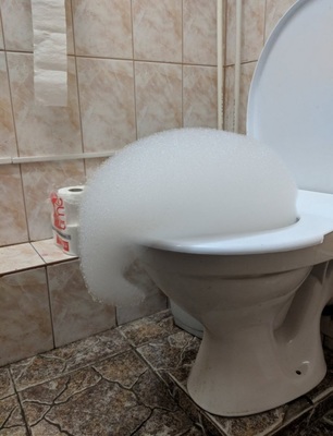 Мышь смылась от кота